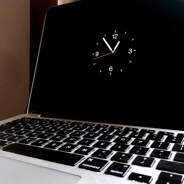 apple-watch-screen-saver-on-macbook-pro
